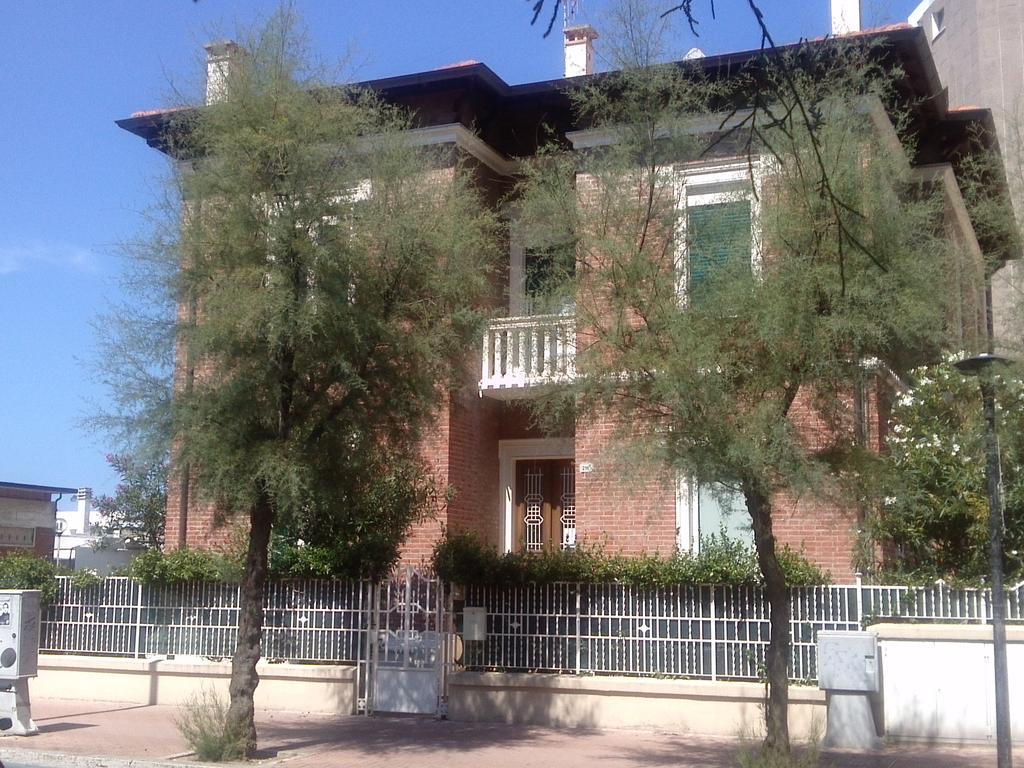 Appartamento In Villa Pesaro Exterior photo