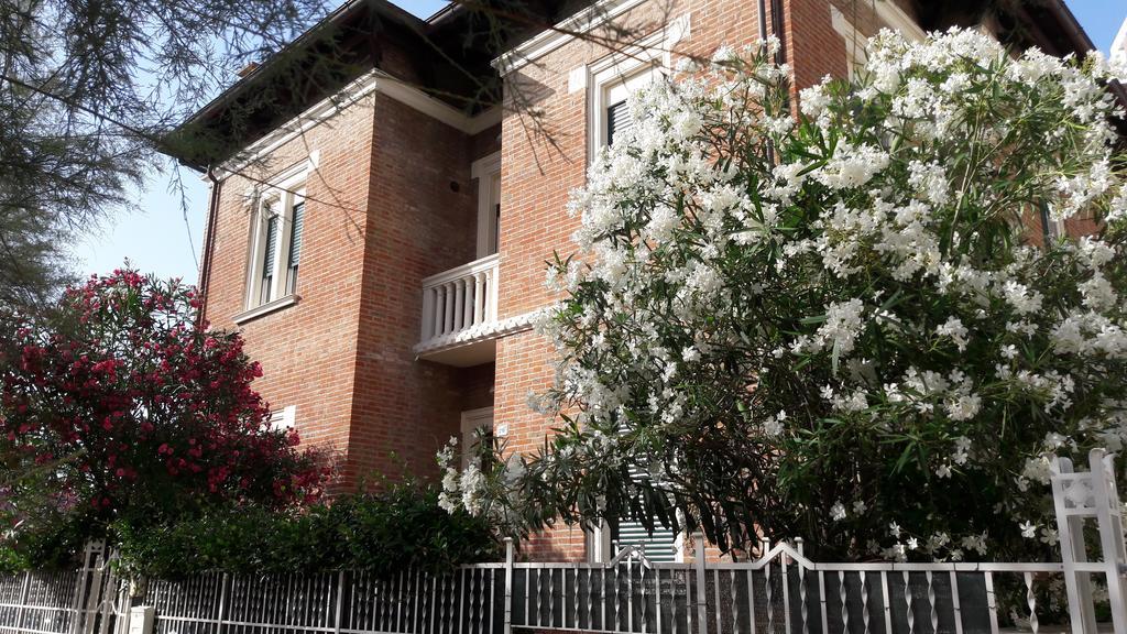Appartamento In Villa Pesaro Exterior photo